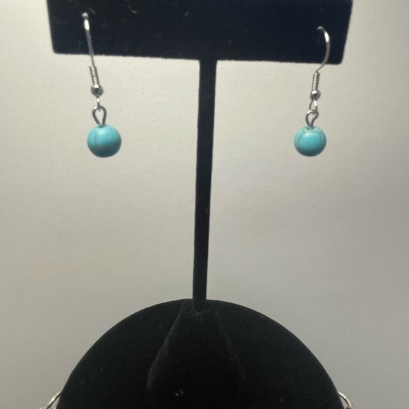 Double strand silver & turquoise colored bead necklace with medallion & earrings - Picture 4 of 7